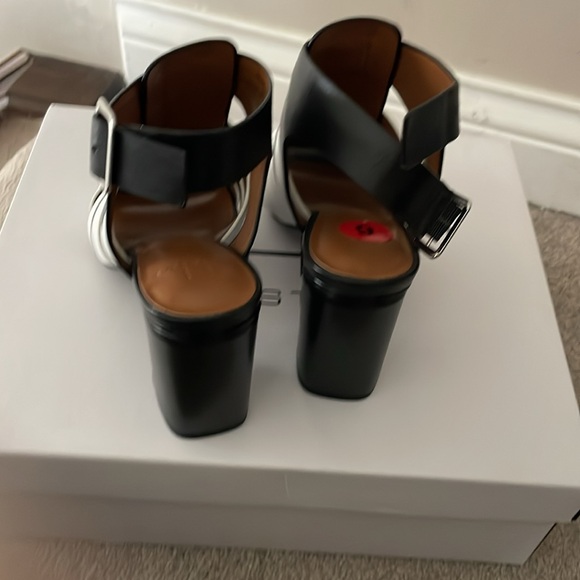 Beautiful Halston sandals - Picture 4 of 7